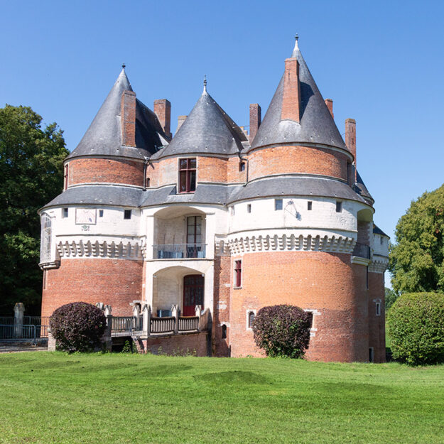 Château Fort de Rambures, son Parc et sa Roseraie