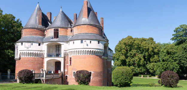 Château Fort de Rambures, son Parc et sa Roseraie