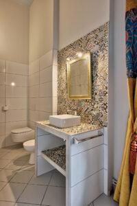 Vasque de salle de bain de la chambre 1 locations saisonnières au Château de Montrevost