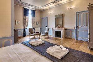 Chambre 2 vue du lit son salon et sa fenêtre locations saisonnières au Château de Montrevost