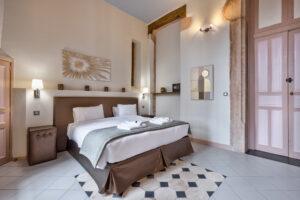 Chambre lit double Château de Montrevost locations saisonnières