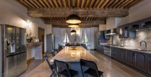 Grande cuisine équipée et sa petite salle à manger locations saisonnières au Château de Montrevost