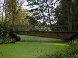 Pont sur rivière romantique Europe, Luxembourg, France, Lorraine, château de Preisch, Visites Parc et jardin