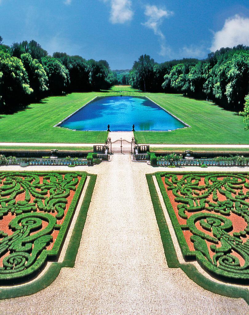 Parterre à la française et miroir d'eau du Château de Courances
