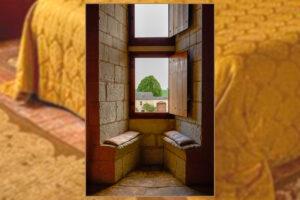 chambre au donjon Capitaine des Gardes, fenêtre à traverse et ses banquettes