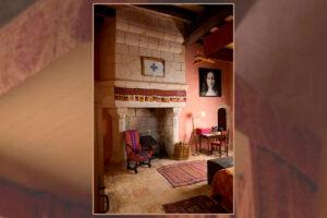 chambre au donjon Piéta, cheminée